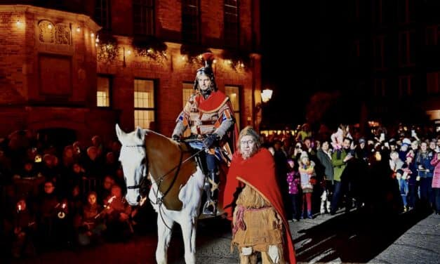 Sankt Martin reitet wieder durch die Stadt