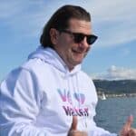 Blauer Plüschwal „Finni“ erobert die Herzen – boot Düsseldorf startet mit neuem Merchstore in die Wintersaison