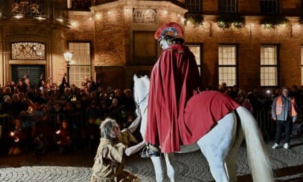 Glanz und Gänsehaut: Sankt Martin teilt wieder seinen Mantel in der Düsseldorfer Altstadt