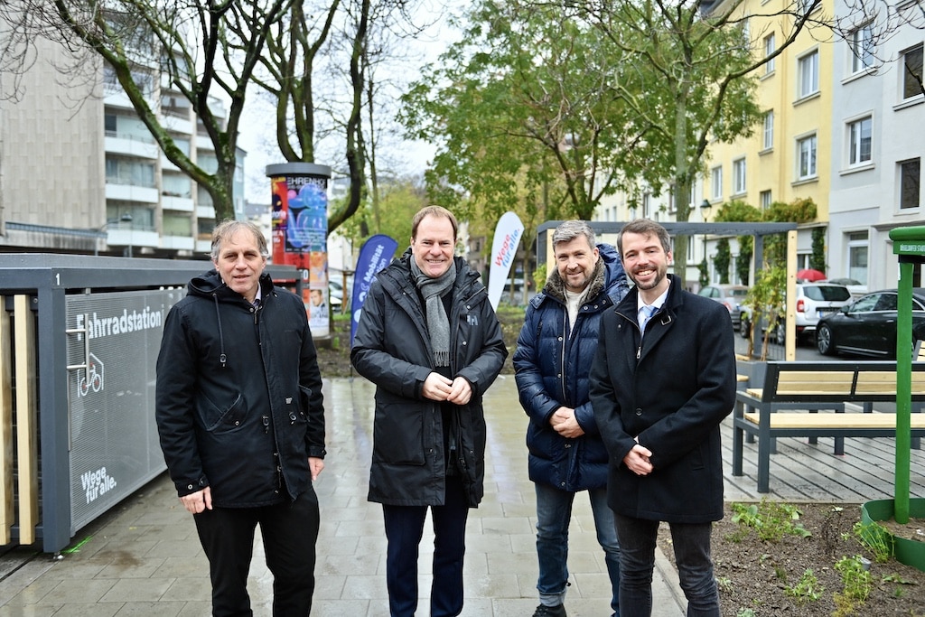 Offizielle Inbetriebnahme der neuen Mobilitätsstation an der Römerstraße mit (v.l.) Mobilitätsdezernent Jochen Kral, Oberbürgermeister Dr. Stephan Keller, Rolf Neumann und Dr. David Rüdiger (beide CMD). © Lokalbüro