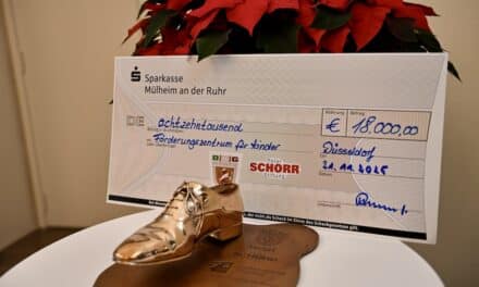 Feierliche Verleihung des „Goldenen Lackschuhs“: Förderzentrum für Kinder ausgezeichnet