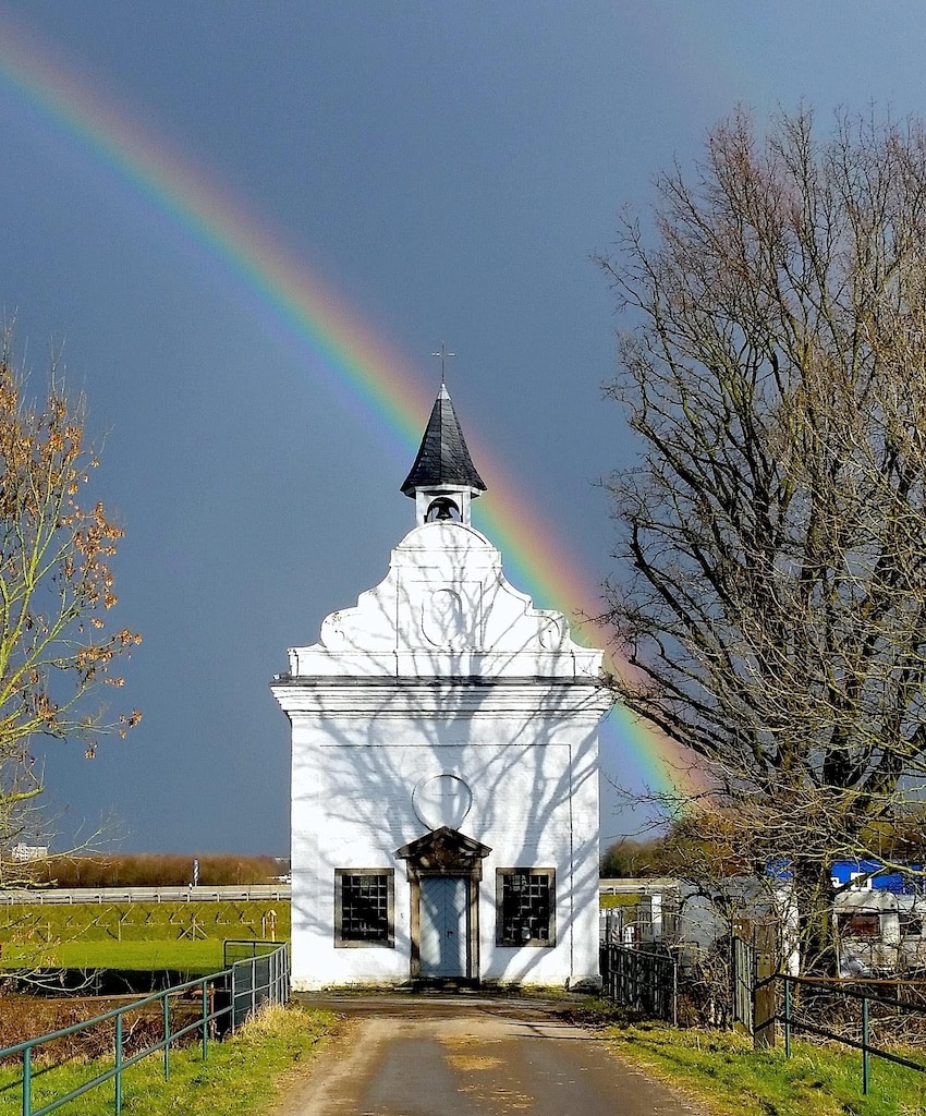 Am Samstag findet im Düsseldorfer Norden die traditionelle Messe in der Hubertuskapelle mit Tiersegnung statt. © Förderverein Hubertuskapelle