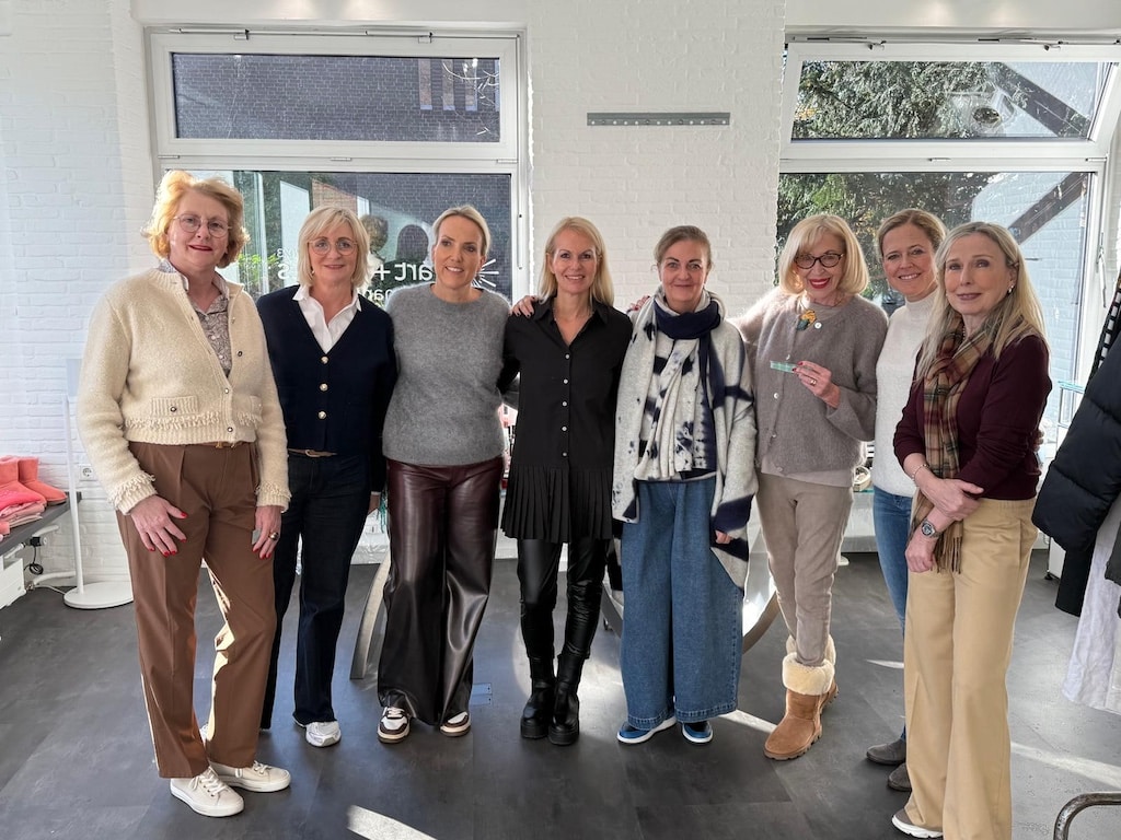 Yvonne Erdmann (4.v.l) mit ihren Helferinnen beim Herzwerk-Charity-Event in Angermund. © Yvonne Erdmann