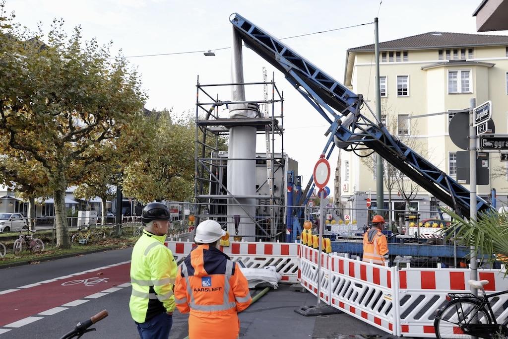 Die Kanalsanierung am Luegplatz ist in vollem Gange: Am Dienstagmorgen, 4. November, wurde der sogenannte Inliner eingezogen - ein flexibler, mit Epoxidharz getränker Schlauch, der jetzt im alten Kanal aushärtet. © Landeshauptstadt Düsseldorf/Ingo Lammert