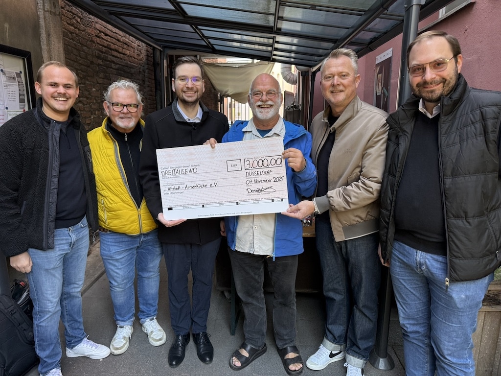 (v.l.) Jens Hofmann (Literat), Olaf Peterkau (Vorsitzender), Dennis Vobis (Präsident), Pater Wolfgang Sieffert (Vorstand Altstadt-Armenküche e.V.), Reinhard Walter (Vizepräsident), Claudio Büsdorf (2. Vorsitzender) © Düsseldorfer Narrencollegium