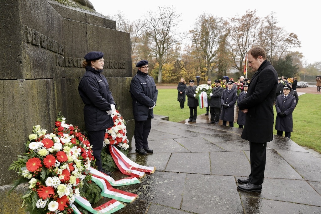 Mahnmal Nordfriedhof, Danziger Straße, Kranzniederlegung anlässlich des Volkstrauertages, Foto: Landeshauptstadt Düsseldorf/Ingo Lammert16.11.2025, Mahnmal Nordfriedhof, Danziger Straße, Kranzniederlegung anlässlich des Volkstrauertages, Foto: Landeshauptstadt Düsseldorf/Ingo Lammert © Landeshauptstadt Düsseldorf/Ingo Lammert