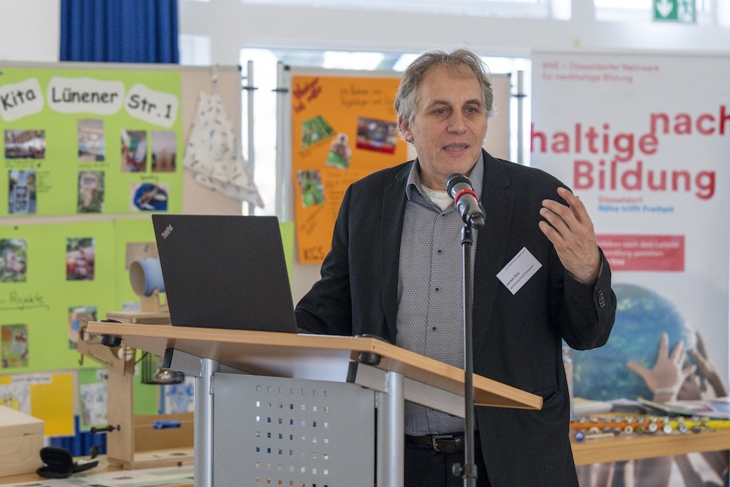 Jochen Kral, Dezernent für Mobilität und Umwelt, lobte bei der Veranstaltung im Bürgerhaus Bilk den Einsatz der Bildungseinrichtungen.© Landeshauptstadt Düsseldorf / Claus Langer