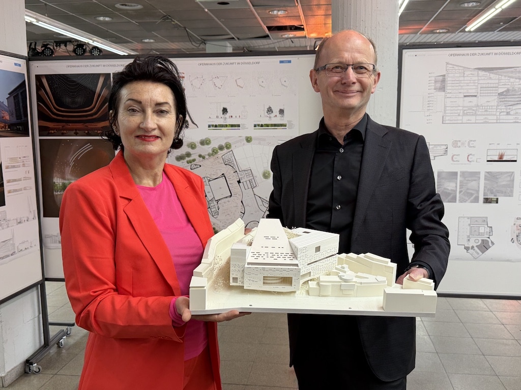 Kulturdezernentin Miriam Koch und einer Farwick, Leiter des Preisgerichtes, präsentieren den Siegerentwurf. © LB  /Manfred Fammler