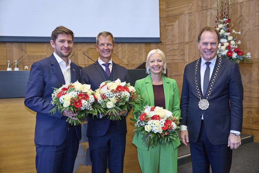 Gewählt wurden drei Stellvertreter des Oberbürgermeisters: OB Dr. Stephan Keller mit der Bürgermeisterin Clara Gerlach sowie mit den Bürgermeistern Josef Hinkel (2.v.l.) und Fabian Zachel (l.). © Landeshauptstadt Düsseldorf/Claus Langer