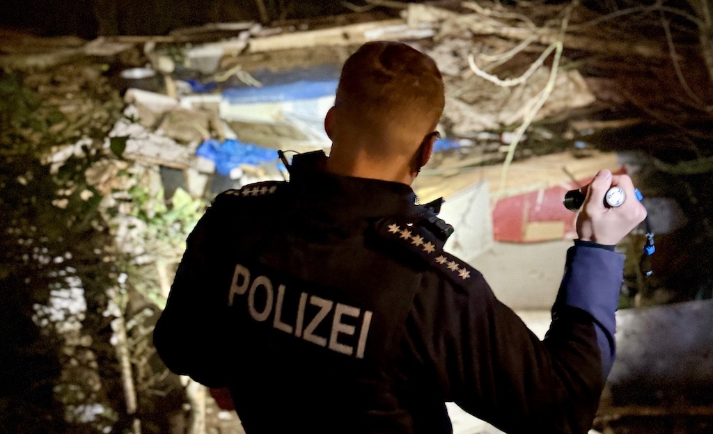 Durchsuchen eines Unterschlupfs © Polizei Düsseldorf