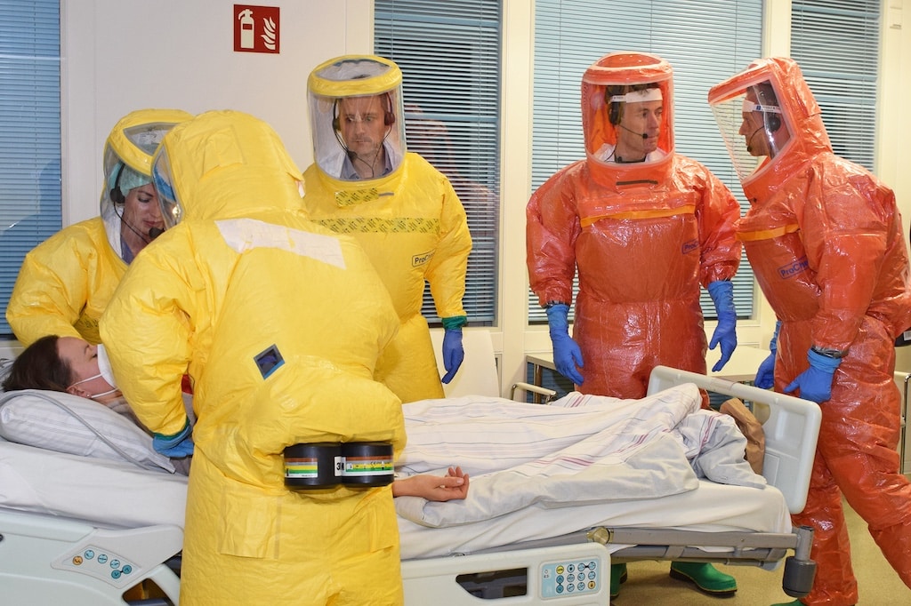 Mit der Übung eines Hochinfektionstransports (HIT-Übung) über Ländergrenzen hinweg (Belgien, Niederlande, Deutschland) sollten die Beteiligten vor allem die Kommunikation und Zusammenarbeit an den Schnittstellen trainieren – zum Beispiel auch die Übergabe der Übungspatientin von der Feuerwehr an das Team der Sonderisolierstation (SIS) der Uniklinik Düsseldorf. © Uni Düsseldorf