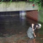 Massiver Wasserrohrbruch legt Straßen in Düsseldorf lahm