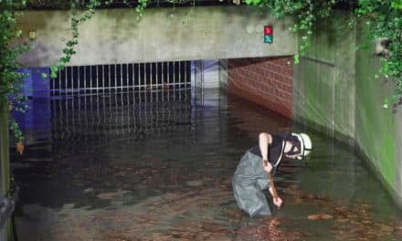 Massiver Wasserrohrbruch legt Straßen in Düsseldorf lahm