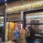 Altbier, Anekdoten und Ausgehkultur: Ein neues Buch feiert Düsseldorfs längste Theke