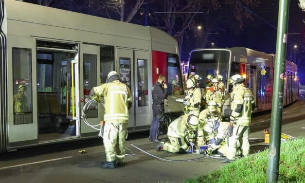Schwerer Verkehrsunfall auf der Benrather Schloßallee