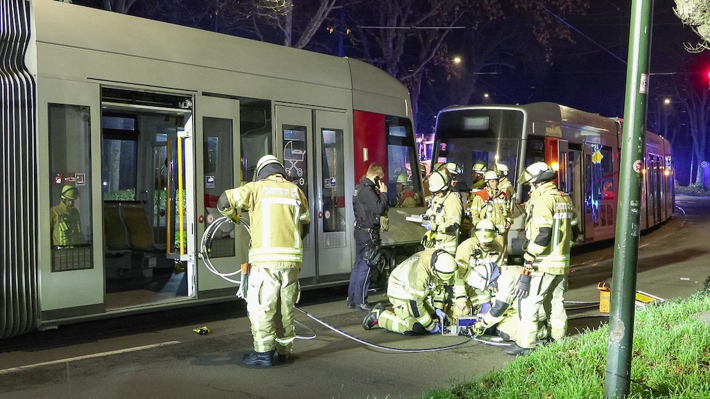 Mann unter Straßenbahn eingeklemmt - Bahn durch Einsatzkräfte angehoben um den Schwerverletzten zu befreien © Patrick Schüller
