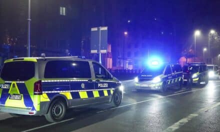 Großeinsatz der Polizei am Neuen Zollhof in Düsseldorf