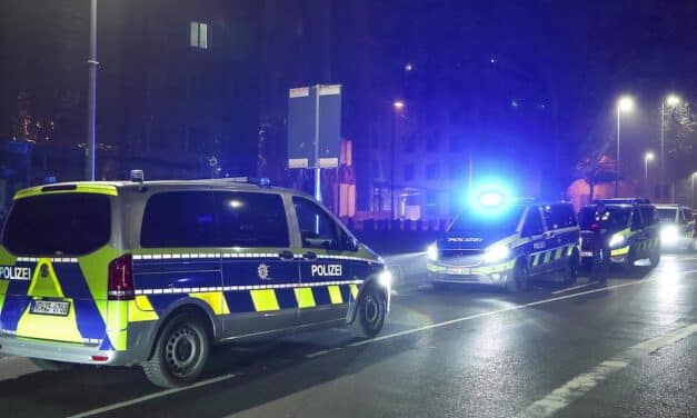 Großeinsatz der Polizei am Neuen Zollhof in Düsseldorf