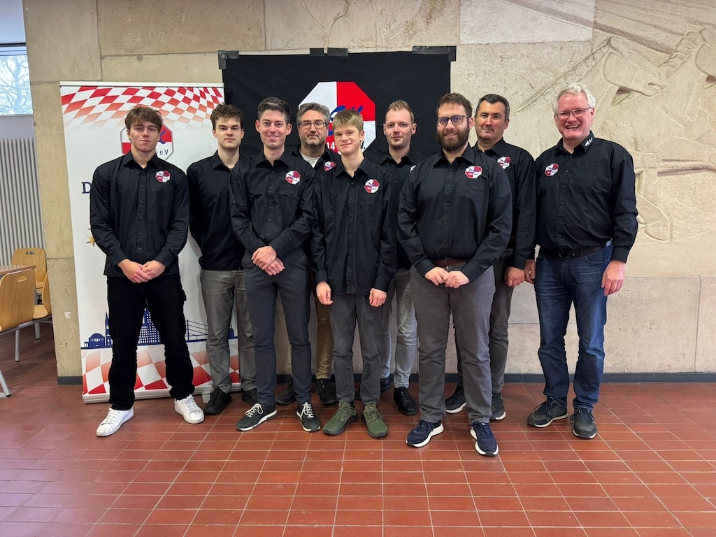 Eine Niederlage, ein Remis – das ist die Bilanz des vergangenen Bundesliga-Wochenendes in Düssedorf v.l.n.r.: Fide-Meister Philipp Leon Klaska sowie die Großmeister Casper Schoppen, Robin Swinkels, Andrey Orlov, Volodar Murzin, Arthur Pijpers, Antonios Pavlidis, Mikhail Kobalia und Mannschaftsführer Jan Werner © Düsseldorfer SK 