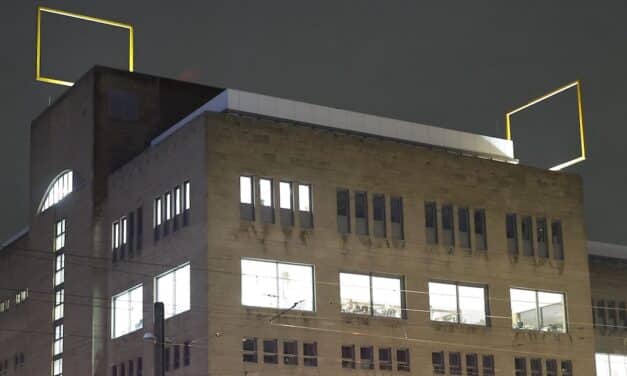 Kunstwerk “Blickfang” erstrahlt nun auch bei Nacht