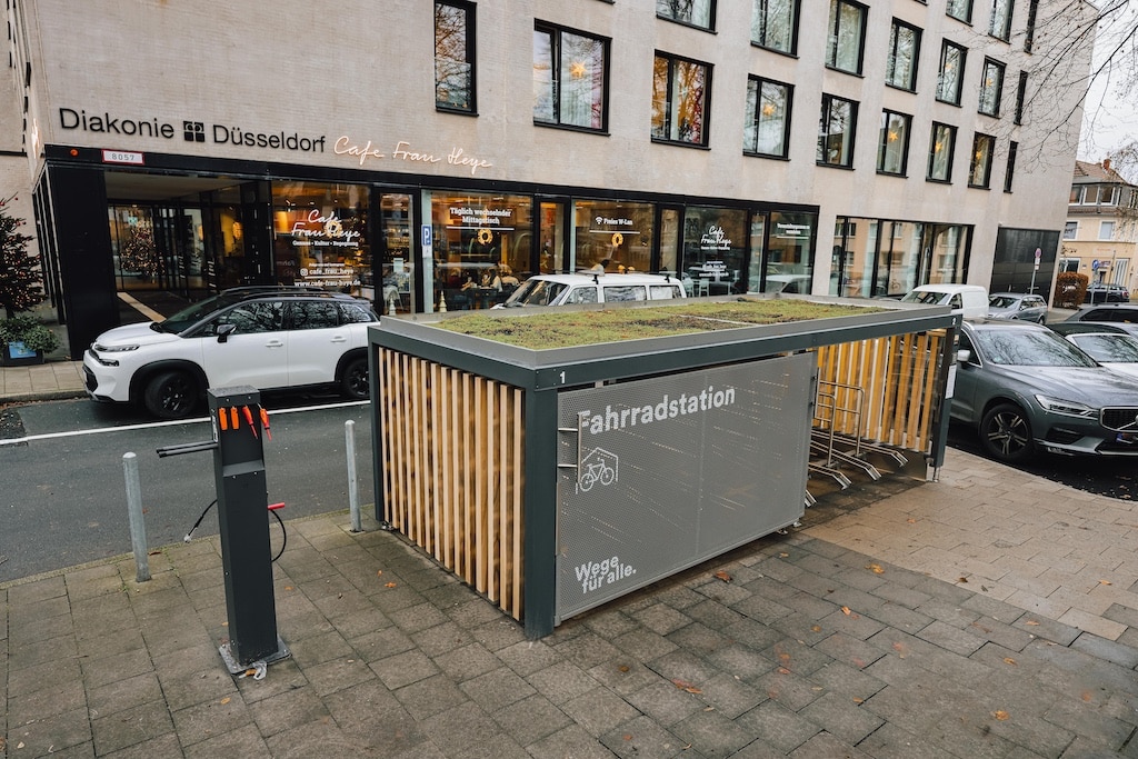 Eine Fahrradstation und eine Reparaturstation gehören zur Mobilitätsstation am Apostelplatz. © Connected Mobility Düsseldorf