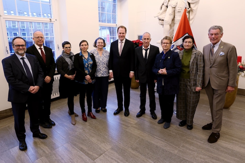 Anfang dieser Woche durfte Oberbürgermeister Dr. Stephan Keller gemeinsam mit Sylvia Löhrmann, Staatsministerin a.D. und Antisemitismusbeauftragte des Landes Nordrhein-Westfalen, der Beigeordnete für Kultur und Integration der Landeshauptstadt Düsseldorf, Miriam Koch, und dem Antisemitismusbeauftragten der LandeshauptstadtDüsseldorf, Wolfgang Rolshoven, die Delegation im Jan-Wellem-Saal des Rathauses begrüßen. © Landeshauptstadt Düsseldorf/ David Young