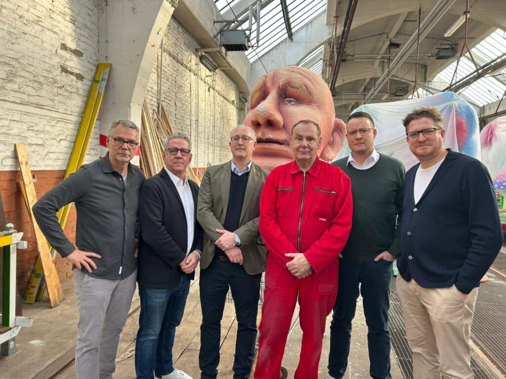 Jacques Tilly mit Vertretern Düsseldorfer Vereine (v.l.): Uwe Willer und Lothar Hörning (Comitee Düsseldorfer Carneval), Thorsten Jansen (Schützen St. Sebastianus), Jan Hallen (Jonges), Thomas Kötter (Destination Düsseldorf). © Düsseldorfer Jonges