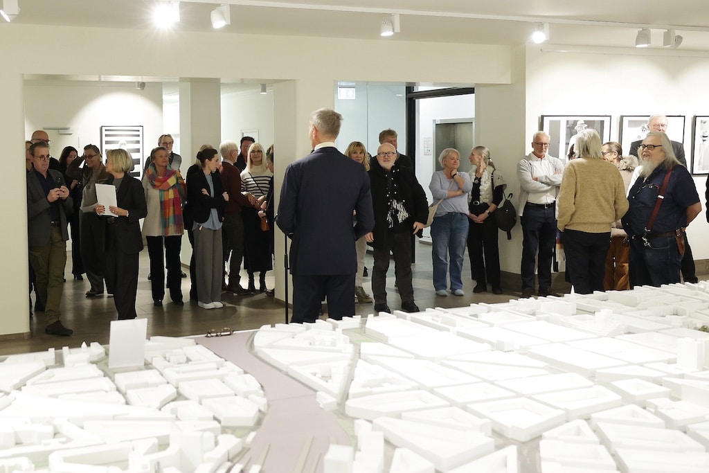 Bürgermeister Josef Hinkel eröffnete die Ausstellung "Spurensuche" von "lichtwerk zwei" im Rathaus Düsseldorf. © Landeshauptstadt Düsseldorf/David Young