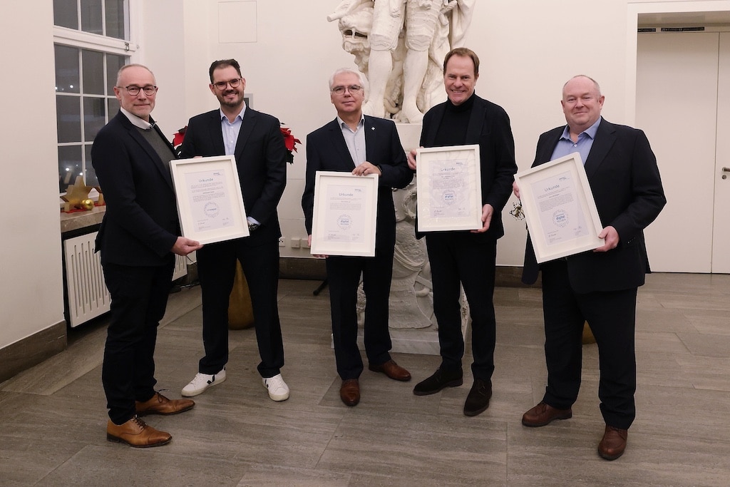 Auszeichnung „Deutschlands engagierteste lokale Digitalpolitiker" und "Echte Glasfaser" mit (v.l.) Christoph Keisers, Geschäftsführer der NetDüsseldorf GmbH, Roman Skrodzki (BREKO), Martin Lutz, Leiter der Servicestelle Digitale Infrastruktur, Oberbürgermeister Dr. Stephan Keller und Olaf Wagner, Beigeordneter für Personal, Organisation, Digitalisierung und Bürgerservice. © 