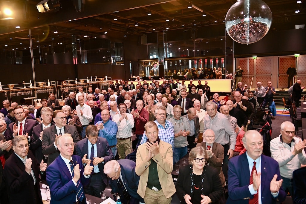 Minutenlange Standing Ovations beim Verlesen der Urkunde © Lokalbüro Minutenlange Standing Ovations beim Verlesen der Urkunde © Lokalbüro
