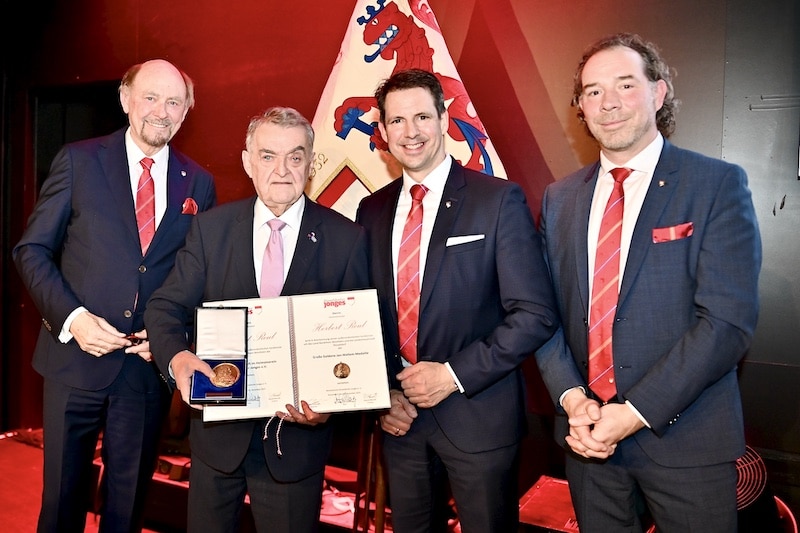 Überreichung der Ehrenurkunde. v.l. Dr. Reinhold Hahlhege, Innenminister Hertbert Reul Vizebaas Timo Greinert und Vizebaas Davidt Mondt @ Lokalbüro Überreichung der Ehrenurkunde. v.l. Dr. Reinhold Hahlhege, Innenminister Hertbert Reul Vizebaas Timo Greinert und Vizebaas Davidt Mondt @ Lokalbüro