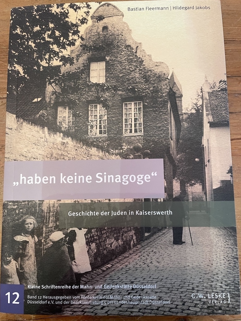 Gemeinsame Schrift der Gedenkstätte Düsseldorf und der BV5 über das jüdische Leben in Kaiserswerth © LB / Cristof Roche Gemeinsame Schrift der Gedenkstätte Düsseldorf und der BV5 über das jüdische Leben in Kaiserswerth © LB / Cristof Roche