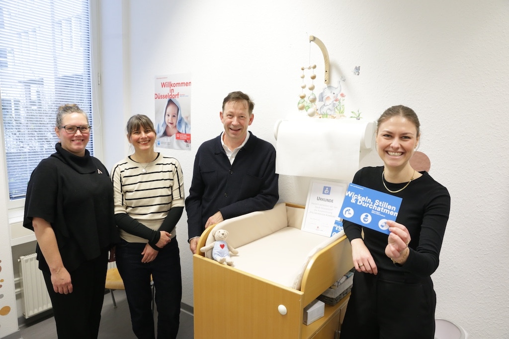 Die Landeshauptstadt wurde vom Landesverband der Hebammen Nordrhein-Westfalen e. V. als "Stillfreundliche Kommune" ausgezeichnet: Sarah Schmelzer und Maren Johnston, Kreissprecherinnen Landesverband der Hebammen NRW, Stadtdirektor Burkhard Hintzsche und Julia Ernst, Projektarbeit Audit „Familiengerechte Kommune“ (v.l.). © Landeshauptstadt Düsseldorf/Ingo Lammert