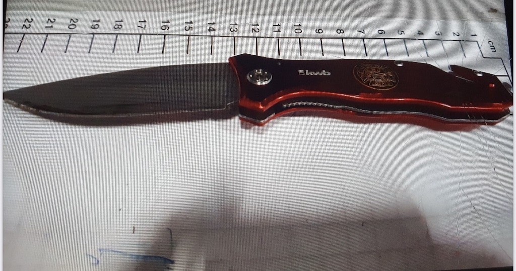 Bundespolizei stellt mehrere Messer und andere gefährliche Gegenstände sicher © BPOL NRW

    Bild-Infos Download 5 weitere Medieninhalte 

Düsseldorf, Wuppertal, Oberhausen, Duisburg (ots)

Am vergangenen Wochenende beschlagnahmte die Bundespolizei in den Hauptbahnhöfen Düsseldorf, Wuppertal, Oberhausen und Duisburg mehrere Messer, einen Teleskopschlagstock sowie einen Schlagring. Gegen die Betroffenen wurden Strafverfahren sowie Ordnungswidrigkeitenverfahren eingeleitet. Darüber hinaus wurden in Einzelfällen Zwangsgelder angedroht.

Am 5. Dezember 2025, gegen 22.30 Uhr, kontrollierten Beamte der Bundespolizei im Düsseldorfer Hauptbahnhof einen 17-jährigen Deutschen. Bei der Durchsuchung fanden die Uniformierten ein Zweihandmesser in seiner Jacke auf. Der junge Mann konnte kein berechtigtes Interesse am Mitführen des Messers nachweisen, weshalb dieses beschlagnahmt wurde. Nach Abschluss der polizeilichen Maßnahmen und Rücksprache mit den Erziehungsberechtigten konnte der 17-Jährige die Dienststelle wieder verlassen.

Am 6. Dezember 2025, gegen 20.45 Uhr, wurde im Oberhausener Hauptbahnhof ein 20-jähriger Deutscher kontrolliert. Auf Nachfrage gab der Mann an, gefährliche Gegenstände mit sich zu führen. Die Beamten fanden einen Schlagring sowie Pfefferspray. Beide Gegenstände wurden aufgrund der aktuellen Allgemeinverfügung sichergestellt. Der Mann wurde nach Abschluss der Maßnahmen vor Ort entlassen. Gegen ihn wurde ein Strafverfahren wegen des Verstoßes gegen das Waffengesetz eingeleitet.

Kurz darauf, gegen 21.00 Uhr, wurde bei einem 49-jährigen Deutschen im Duisburger Hauptbahnhof ein Teleskopschlagstock beschlagnahmt. Der 49 -Jährige gab an, diesen aus Gründen der Selbstverteidigung mitzuführen. Gegen ihn wurde ein Ordnungswidrigkeitenverfahren eingeleitet.

Wenig später, gegen 22.00 Uhr, kontrollierten die Beamten erneut einen 17-jährigen Deutschen. Bei der Durchsuchung fanden die Beamten ein Messer auf, das ebenfalls sichergestellt wurde. Gegen den jungen Mann wurde ein Ordnungswidrigkeitenverfahren eingeleitet. Im Anschluss konnte er seinen Weg fortsetzen.

Am darauffolgenden Tag (7. Dezember 2025), gegen 16.15 Uhr, wurde im Hauptbahnhof Wuppertal ein 18-jähriger Syrer angehalten und polizeilich kontrolliert, der sich zunächst nicht ausweisen konnte. Nach Abgleich seiner Fingerabdrücke mit dem Fahndungssystem wurde seine Identität geklärt. Bei der Kontrolle wurde bei dem syrischen Staatsangehörigen ein Teppichmesser aufgefunden, das beschlagnahmt wurde. Der junge Mann konnte nach Abschluss der polizeilichen Maßnahmen wieder entlassen werden. Gegen ihn wurde ein Ordnungswidrigkeitenverfahren eingeleitet.

Gegen 17.00 Uhr kontrollierten die Uniformierten einen 17-jährigen Ukrainer mit einem Multitool samt Messer sowie einem Pfefferspray im Düsseldorfer Hauptbahnhof. Beide Gegenstände wurden sichergestellt. Aufgrund des Erstverstoßes gegen die Allgemeinverfügung wurde ein Zwangsgeld angedroht. Der junge Mann konnte nach Rücksprache mit den Erziehungsberechtigten die Dienststelle wieder verlassen.

In den späten Abendstunden, gegen 20.20 Uhr, wurde ein aus Lettland stammender 40-Jähriger im Düsseldorfer Hauptbahnhof angetroffen. Bei der Kontrolle fanden die Beamten ein Cuttermesser auf. Zudem lag gegen den Mann eine Aufenthaltsermittlung vor, da die Staatsanwaltschaft Düsseldorf wegen des Verstoßes gegen das Betäubungsmittelgesetz nach ihm suchte. Die Bundespolizei leitete auch hier ein Ordnungswidrigkeitenverfahren ein.