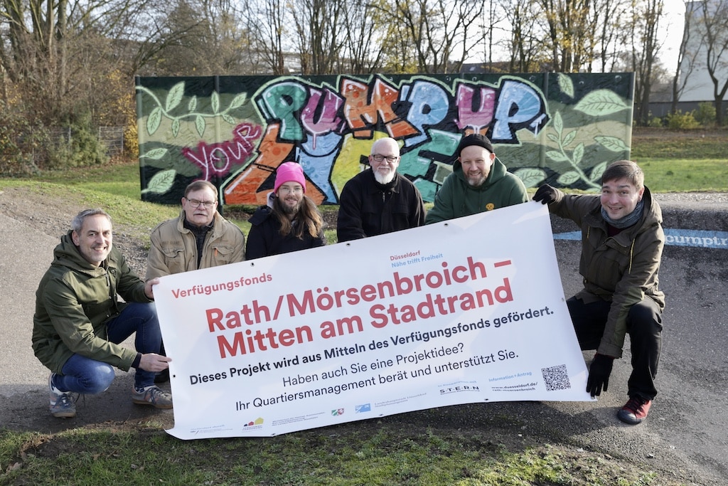 V.l.n.r.: Knut Diehlmann (Abteilungsleiter Sportamt), Peter Glöck (Bürger-Schützenverein 1925 e.V. Düsseldorf-Rath), Maik Benger (Graffiti-Künstler), Matthias Gleinert (Selbstverwaltetes Wohnprojekt Theodorstraße e.V.), Daniel Koplowitz (Leiter Abenteuerspielplatz Mörsenbroich) und Philip Tatan (Quartiersmanagement Rath/Mörsenbroich im Auftrag des Sadtplanungsamtes) © Landeshauptstadt Düsseldorf/Ingo Lammert