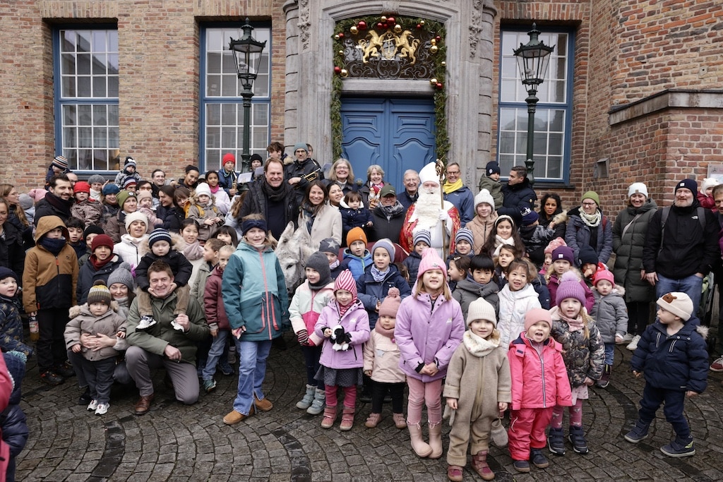 Vor dem Rathaus wurde der Nikolaus von Oberbürgermeister Dr. Stephan Keller, dessen Partnerin Meike Folkerts und zahlreicher kleinen Gäste erwartet und herzlich begrüßt. © Landeshauptstadt Düsseldorf/Ingo Lammert