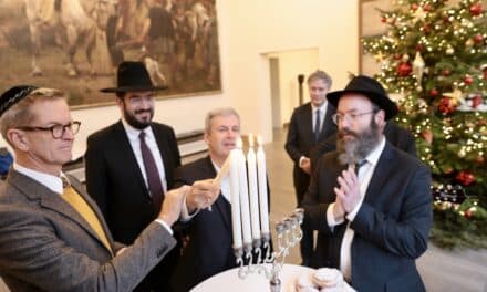 Chanukka-Kerzen im Rathaus entzündet