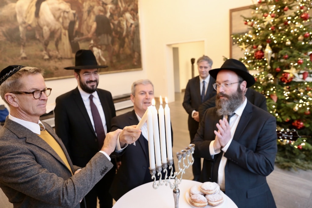Bürgermeister Josef Hinkel entzündet die Chanukka-Kerzen gemeinsam mit Rabbiner Schimon Levin, Dr. Oded Horowitz und und Rabbiner Chaim Barkhan (v.l.), im Hintergrund Bastian Fleermann. © Landeshauptstadt Düsseldorf/Ingo Lammert