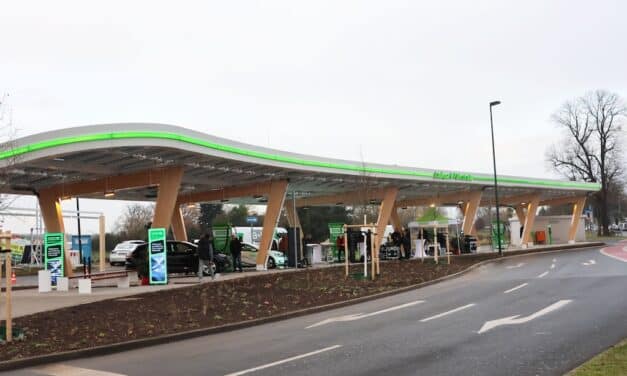 Stadtwerke Düsseldorf eröffnen überdachten Schnell-Ladepark an der Fährstraße