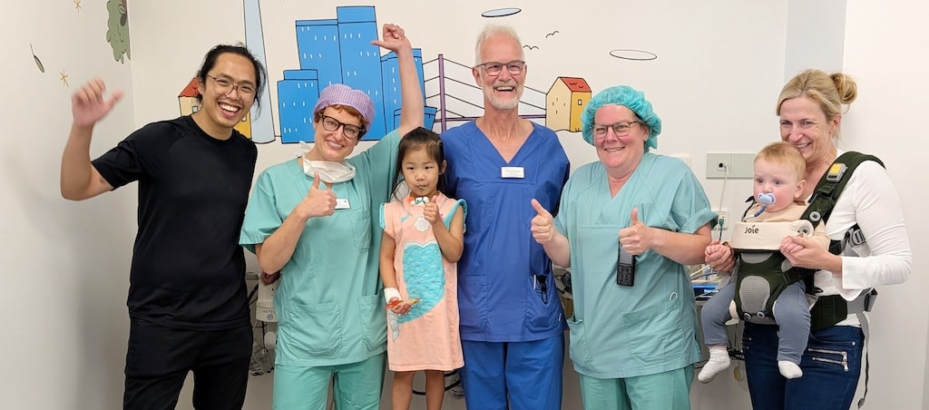 (vl) Lukas Wallbaum mit Professorin Dr. Med. Antje Gottschalk und Mitarbeitenden der Kaiserswerther Diakonie © KW Diakonie