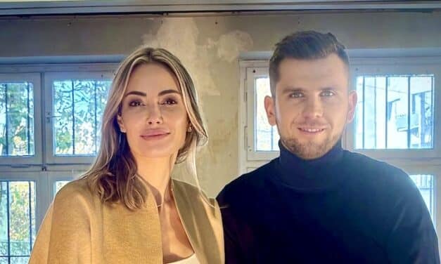 Premiere in Düsseldorf: „PODISSAGE“ bringt Podcast live auf die Bühne