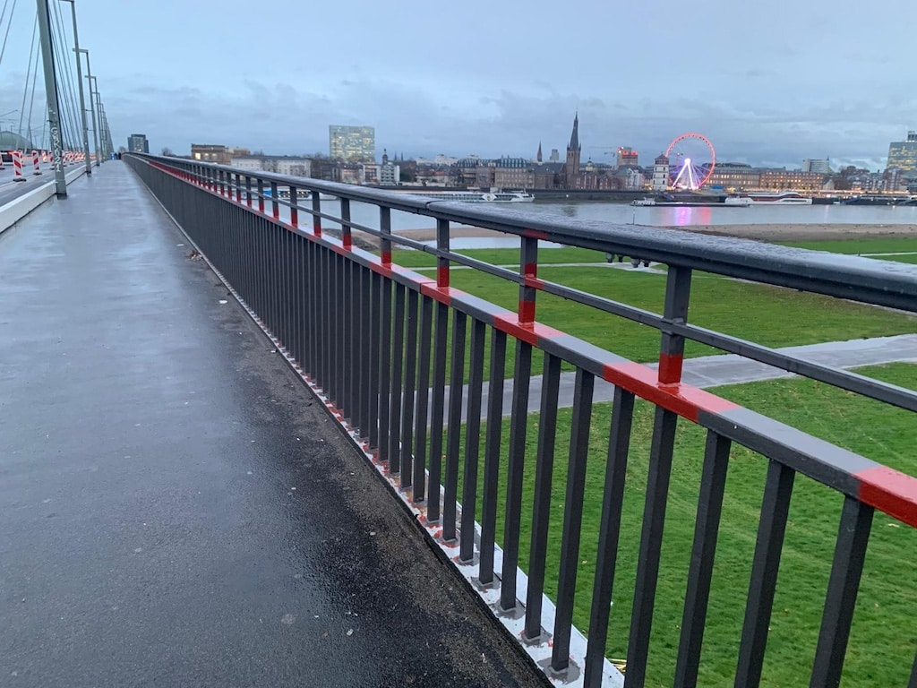 Brückengeländer Oberkasseler Brücke in Richtung Stadt © LB / Olaf Oidtmann