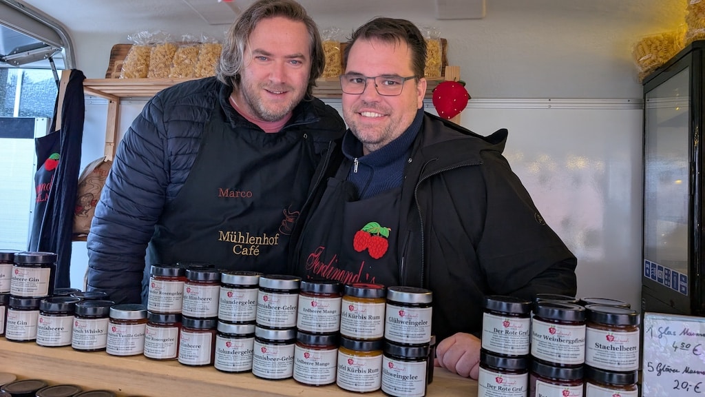 Marco und Ferdinand Kaufmann (rechts) mit ihren hausgemachten Marmeladen Foto: Privat