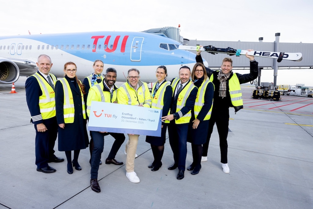 Pradeep Pinakatt, kaufmännischer Geschäftsführer des Düsseldorfer Airports, und Peter Glade, Chief Commercial Officer von TUI Airline (Mitte), mit der Crew des Erstflugs aus Sälen sowie Moderator und Sänger Maximilian Arland, der bei der Premiere mitreiste. © Flughafen Düsseldorf / Andreas Wiese