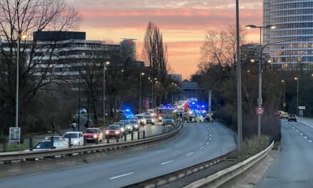 Kennedydamm gesperrt – Fahrzeug überschlägt sich.
