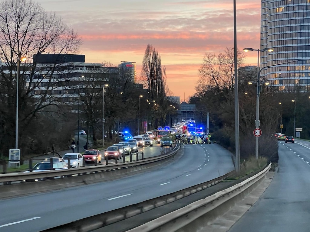 Ein Fahrzeug hat sich auf dem, Kennedydamm überschlagen © Lokalbüro