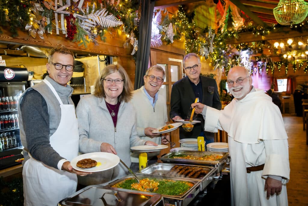 Bürgermeister Josef Hinkel, Bezirksbürgermeisterin Annette Klinke, Bäckermeister Thomas Puppe, Oscar Bruch jr und Pater Wolfgang @ Anne Orthen