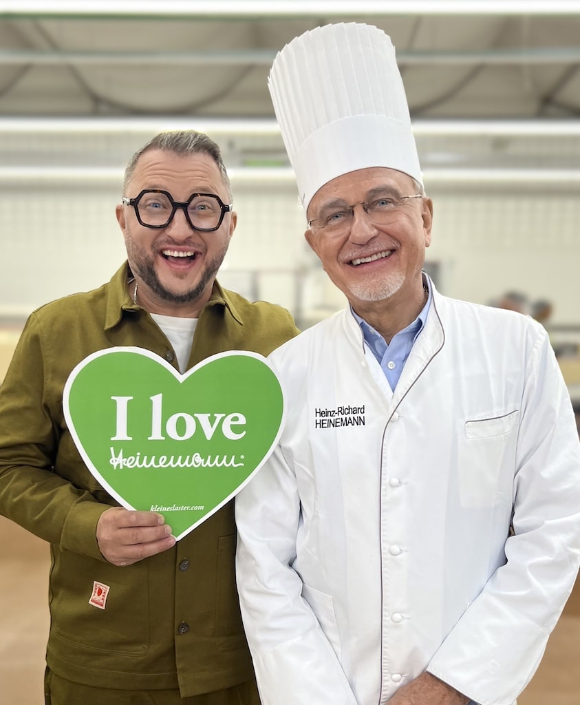 Sebastian Lege (l.) mit Heinz-Richard Heinemann, Chef der gleichnamigen Konditorei Foto: Heinemann Sebastian Lege (l.) mit Heinz-Richard Heinemann, Chef der gleichnamigen Konditorei<br />
Foto: Heinemann