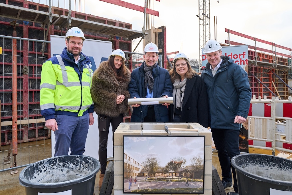 Bei der Grundsteinlegung (v.l.): IPM-Geschäftsführer Michael Köhler, Schulleiterin der Selma-Lagerlöf-Schule Anja Menke, Stadtdirektor Burkhard Hintzsche, Schulleiterin der Hermann-Gmeiner-Schule Stefanie Köster und Jens Egbers, Mitglied der Lühnbau-Geschäftsführung.© Landeshauptstadt Düsseldorf/Claus Langer