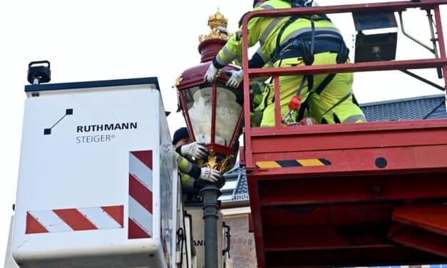 Jan Wellem erstrahlt wieder – historische Leuchten auf dem Marktplatz modernisiert